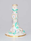 Königl. Meissen (Unterglasurblaue Marke ( Knaufzeit) 1850-1924): Kerzenhalter im Stil des Rokoko,