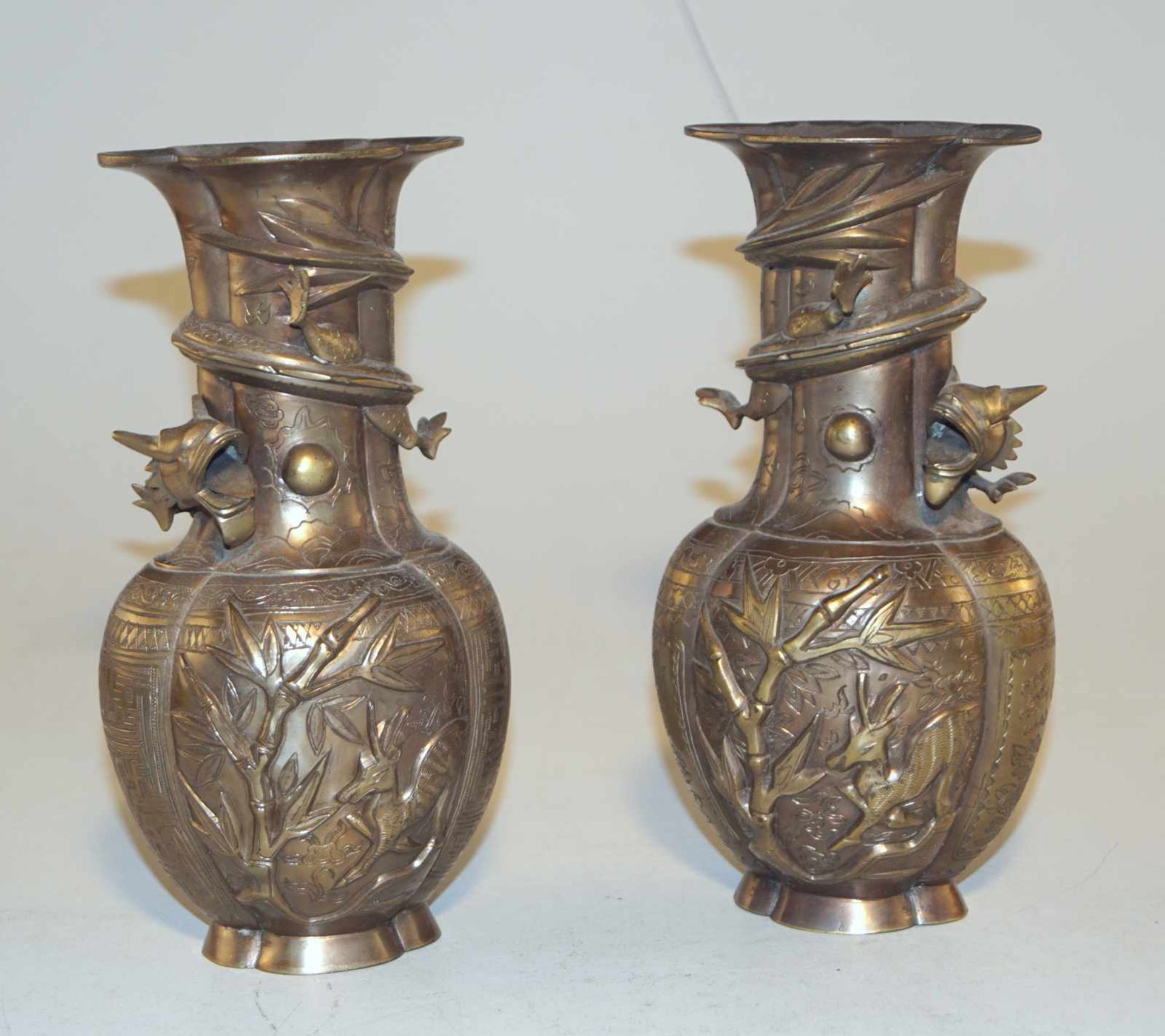 Paar Bronze-Vasen, Japan, Anf. 20. Jhd. Bronze partiell graviert und punziert, auf querovalem