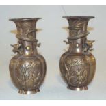 Paar Bronze-Vasen, Japan, Anf. 20. Jhd. Bronze partiell graviert und punziert, auf querovalem