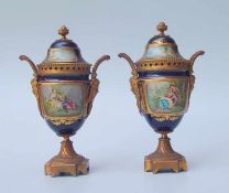 Pärchen bronzemontierte Vasen Paris, um 1900 im Sevres Stil Reiche Sockel und Lippenmontage Bronze