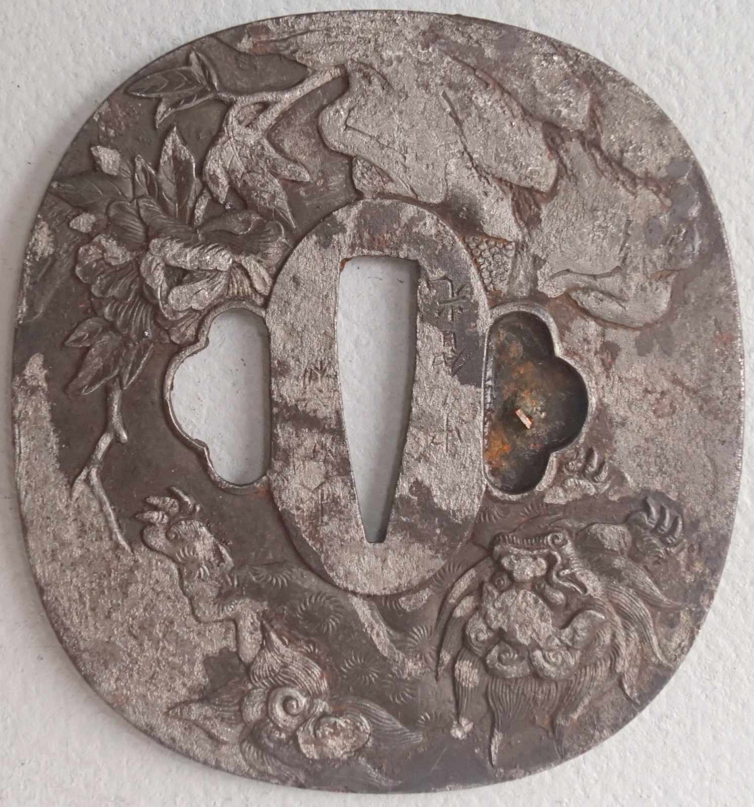 Tsuba Rund, mit Fo Hund und Chrysanthemenblüte-signiert, Oberfläche besch. berieben, signiert, -