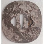 Tsuba Rund, mit Fo Hund und Chrysanthemenblüte-signiert, Oberfläche besch. berieben, signiert, -