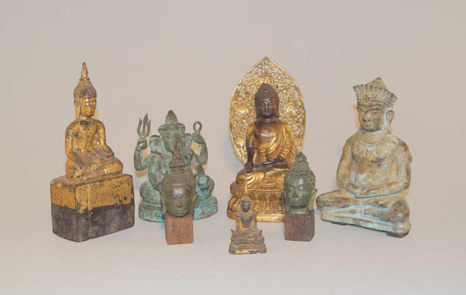 Sammlung von 5 buddistischen Figuren 1 Ganescha, 2 Köpfe im Thailand Stil 17. Jh, 1 Buddha