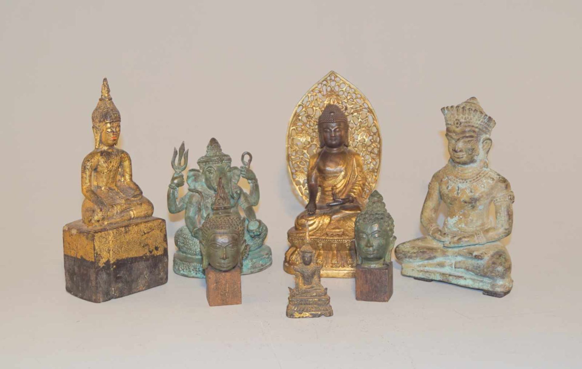 Sammlung von 5 buddistischen Figuren 1 Ganescha, 2 Köpfe im Thailand Stil 17. Jh, 1 Buddha