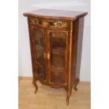 kleiner Vitrienschrank, "Dresdener Barock",2.Hälfte 20.Jhd. Nußbaum furniert, elegantes Möbel im