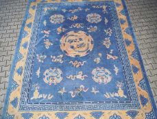Grosser Peking -Teppich um 1930 Mancheseter Schurwolle auf Wolle, Hellblau mit Vasen und Drachne und
