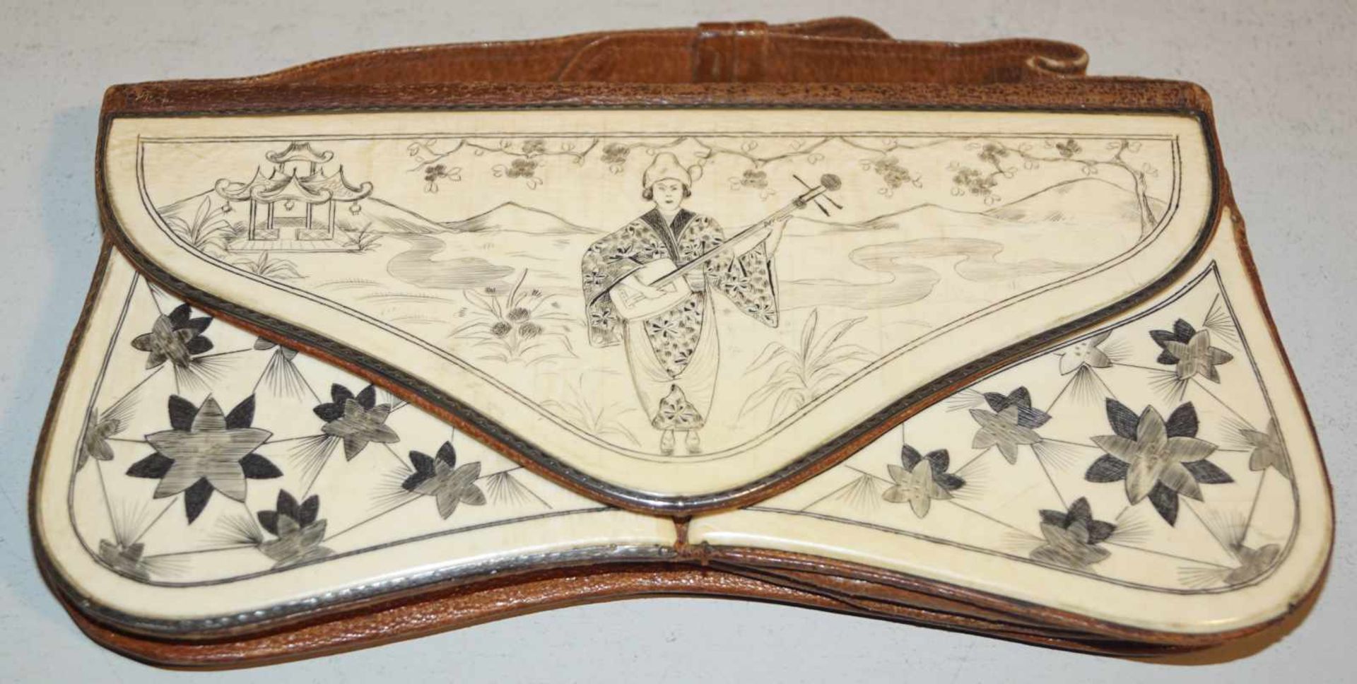 Damentasche des Japonismus, um 1920 Kalbsleder mit aufgelegten Elfenbeinplatten, das Innere mit