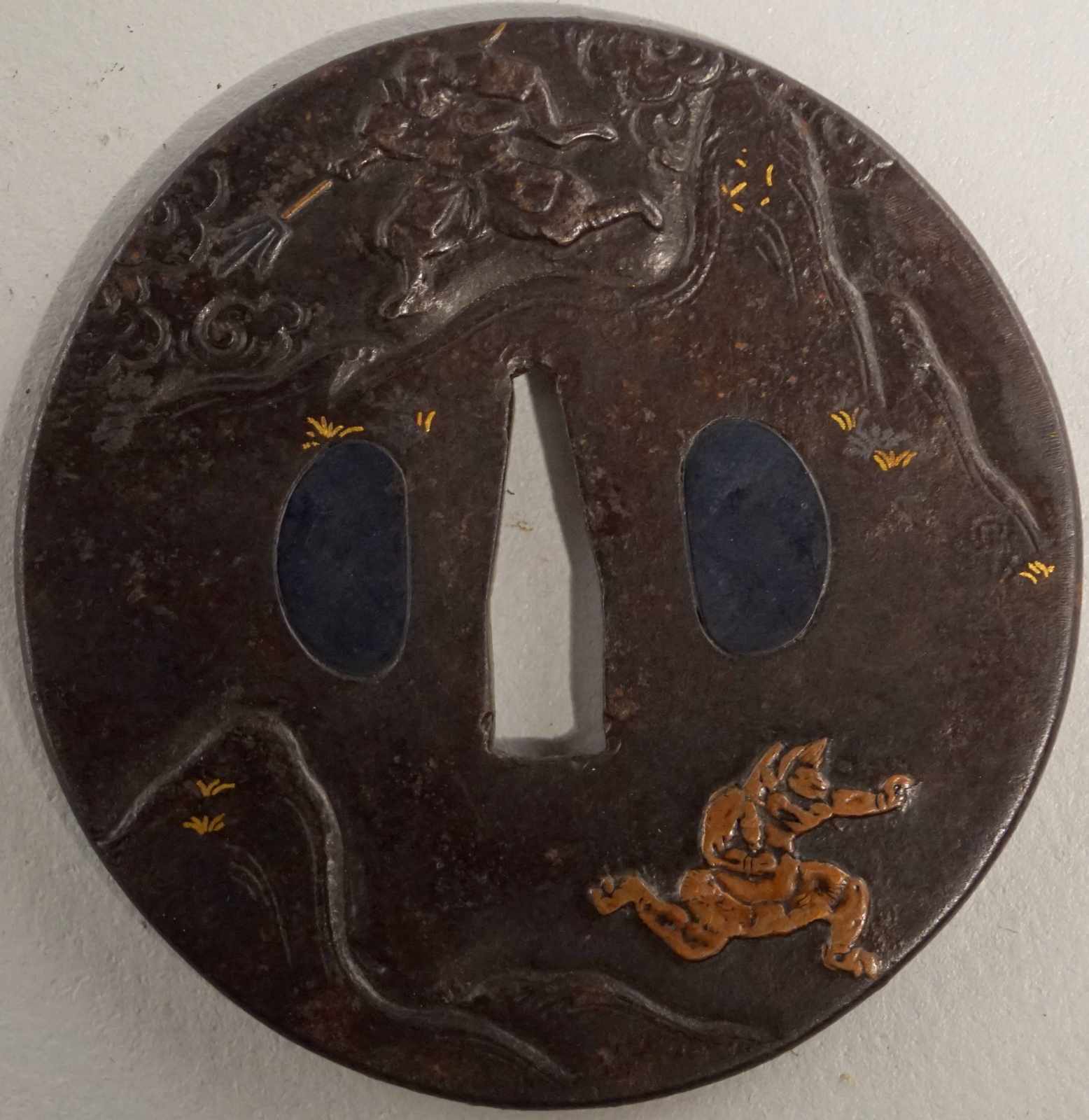 Tsuba, Eisen 18/19 Jh. Rund, mit Samurai auf der Jagd nach einem Naturwesen - Tauschierungen in Gold