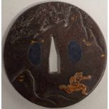 Tsuba, Eisen 18/19 Jh. Rund, mit Samurai auf der Jagd nach einem Naturwesen - Tauschierungen in Gold