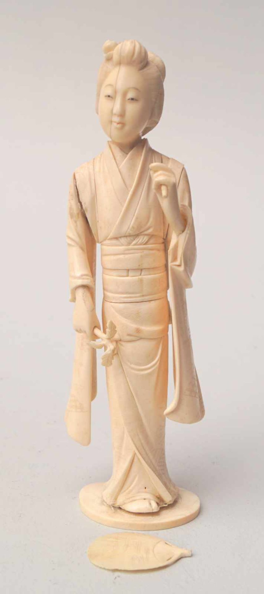 Große Okimono Figur: Dame, Fächer und Gingkoast Elfenbein aus div. Teilen geschnitzt und