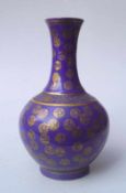 Balustervase in Powder Blue und Gold Guangxu um 1880 graue dicke Exportscherbe mit dicker blauer