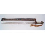 Chinesisches Schwert mit gefältelter Stahlklinge 18/19.Jh. Scheide aus ornamentiertem Eisen,