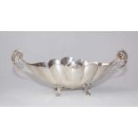 Schale in Muschelform, Rokoko-Stil, 800er Silber auf 4 Füßchen stehende Schale in Muschelform mit
