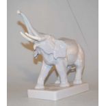 Wessel, Louis , Bonn (blaue Manufakturmarke unterglasur): Großer Elefant, um 1910 weißer Scherben,
