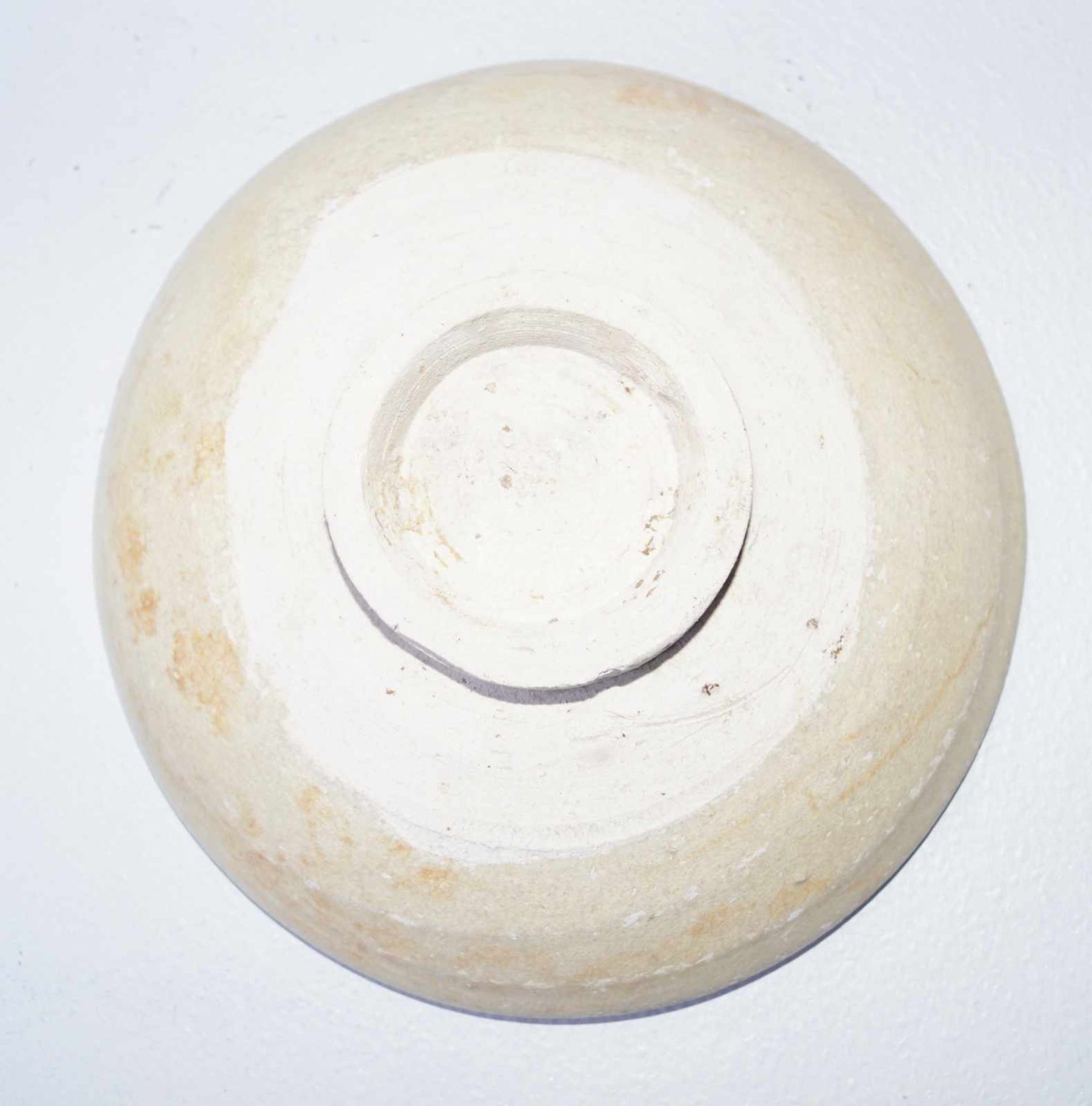 kleine Schale China Song Dynastie Graue sehr feine Protoporzellanscherbe mit cremeweisser Dicker - Image 2 of 2