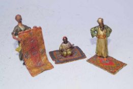 3 Wiener Bronzen, orientalische Teppichhändler Bronze kaltbemalt, ein Orientale einen Teppich