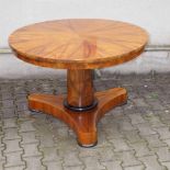 Runder Tisch des Biedermeier, süddeutsch um 1835 Nussbaum auf Weichholz furniert, der Fuß in Form