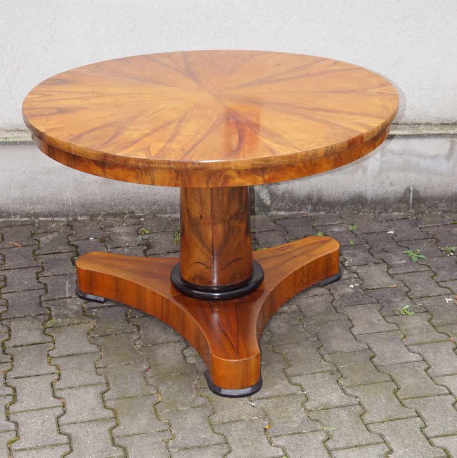 Runder Tisch des Biedermeier, süddeutsch um 1835 Nussbaum auf Weichholz furniert, der Fuß in Form