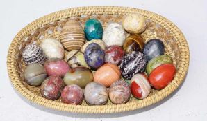 Sammlung von 24 "Eiern" aus Schmucksteinen Bandachat, Sodalith, Tigerauge, uvm. im fein geflochtenen