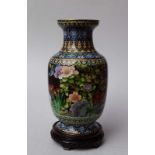 Große Cloisonné-Vase,China, Anf.20.Jhd. Kupfer/Messing mit Emailauflage, Vase in Balusterfform mit