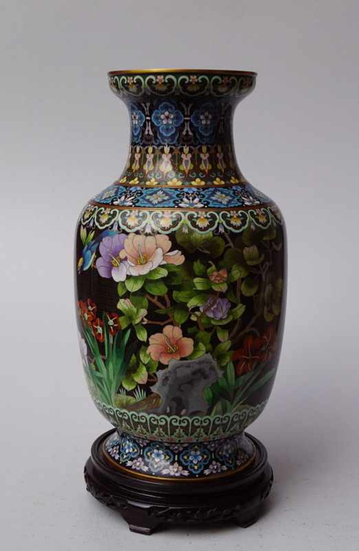 Große Cloisonné-Vase,China, Anf.20.Jhd. Kupfer/Messing mit Emailauflage, Vase in Balusterfform mit