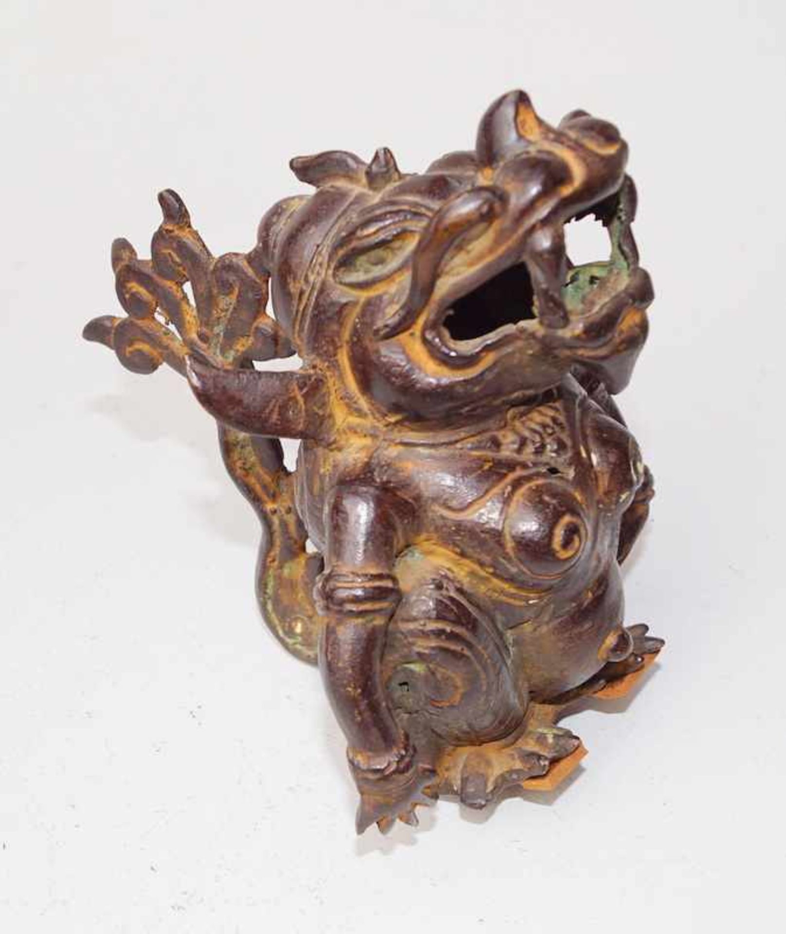 Rituelles Gießgefäß, in der Art eine Qui Lin, asiatisch Bronze mit schwarz-bräunlicher Patina,