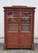 Bücherschrank des Biedermeier, Berlin um 1835 Mahagoni auf Weichholz furniert, klassischer