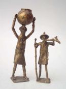2 Afrikanische Bronzen Darstellung einer Wasserträgerin und eines pfeiferauchenden Wanderers,