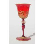 Venezianisches Rubinglas der 20er Jahe rotes Rubinglas mit radierter Goldmalerei, der Kugelnodus