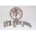 2 Sets Opiumgewichte, Shiva Nataraja, Thailand/Indien 1.H. 20. Jhd. 6 Stk. Opiumgewichte Hähne 722g,