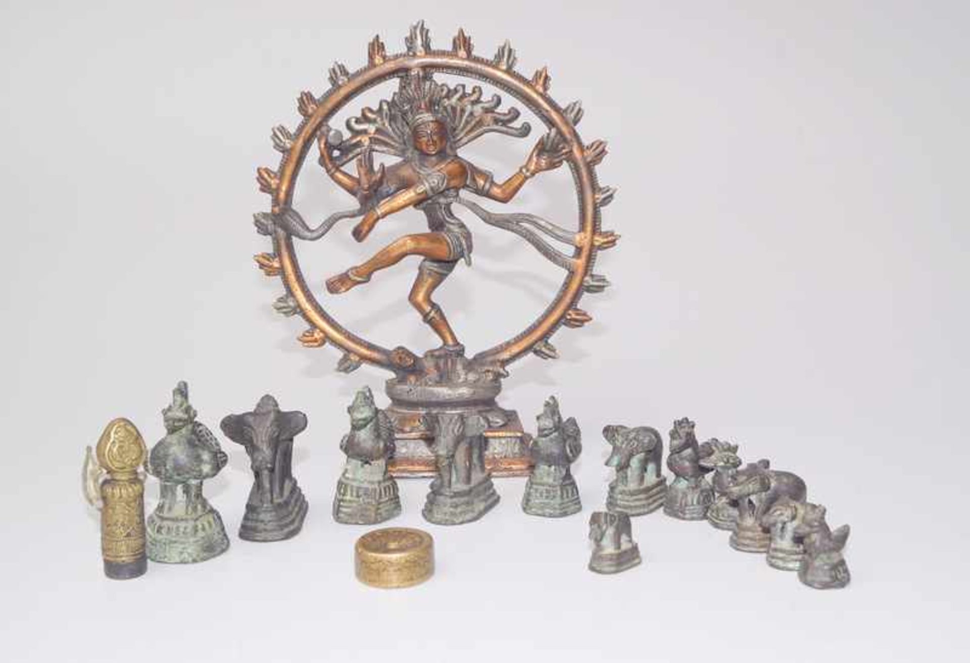 2 Sets Opiumgewichte, Shiva Nataraja, Thailand/Indien 1.H. 20. Jhd. 6 Stk. Opiumgewichte Hähne 722g,