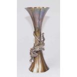 Vase in Ghu-Form, Silber, China, um 1900 schlanke Vase mit gewellter Wandung, mittig geschnürt durch