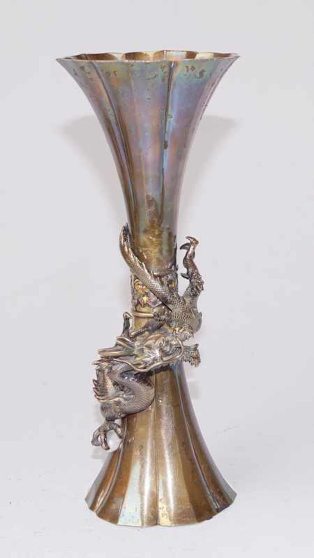 Vase in Ghu-Form, Silber, China, um 1900 schlanke Vase mit gewellter Wandung, mittig geschnürt durch