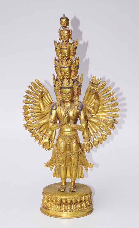 Grosse vergoldete Bronze des Avalokitesvara, Tibet 19. Jh. Darstellung des Ekadashamukha