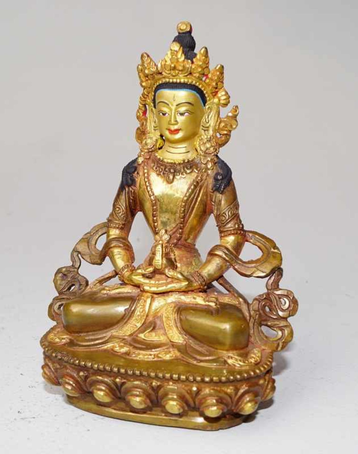 Medizin-Buddha, Tibet, 20. Jhd Bronze vergoldet, ziseliert und kaltbemalt, Verbödung aus dünnem