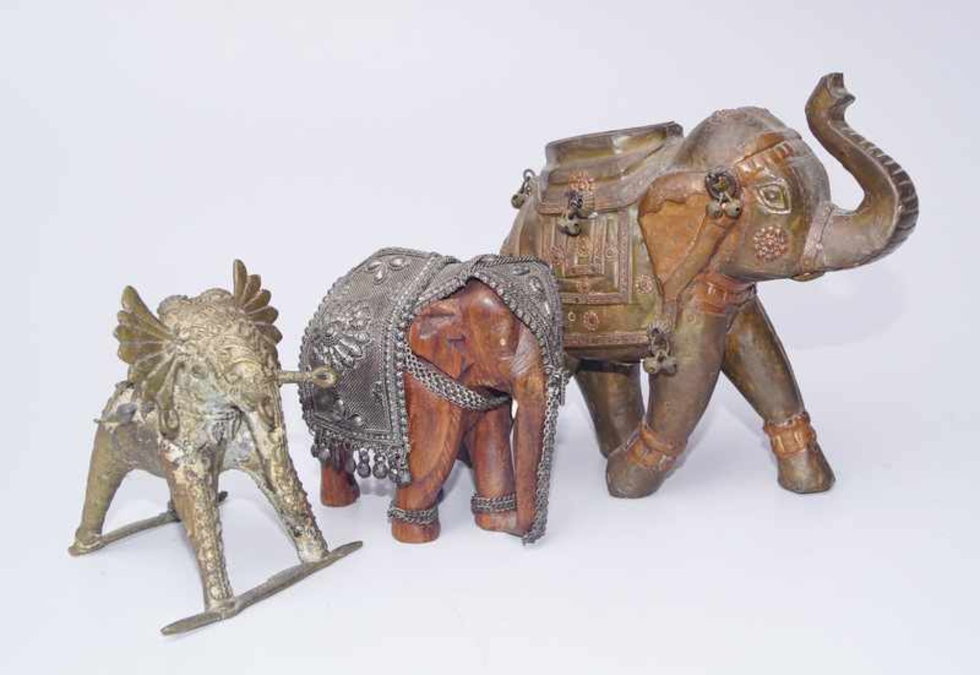 Konvolut Elefanten teilw. m. Silberverzierung, Indien 19./20.Jh. in unterschiedlicher Machart, Farbe