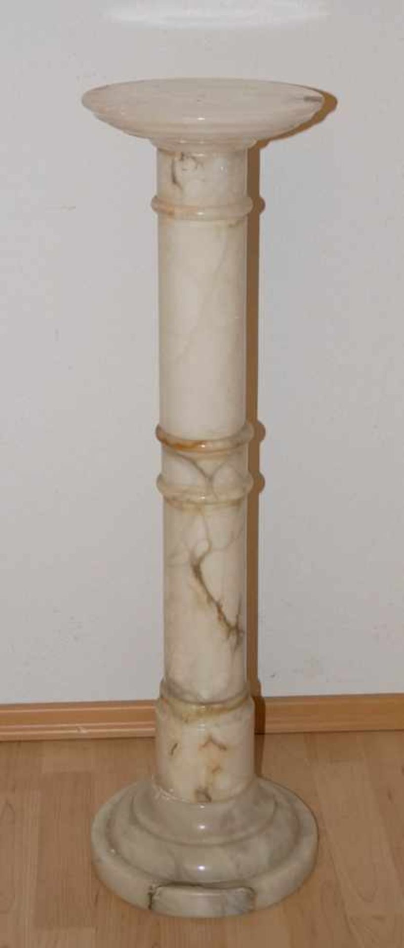 Alabastersäule runder, gekehlter Standfuss,streng gegliederter Schaft, Benutzungsspuren Höhe 83cm