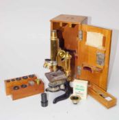 Reise-Mikroskop im Holzkoffer, Fa. Leitz Wetzlar um 1900 aus Messing in der Originalbox mit 3