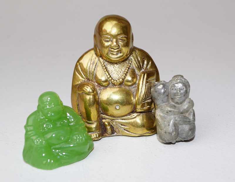 3-teiliges Konvolut Kleinplastiken jadefarbenes Glas, Bronze und Speckstein, bestehend aus 2 Buddha-