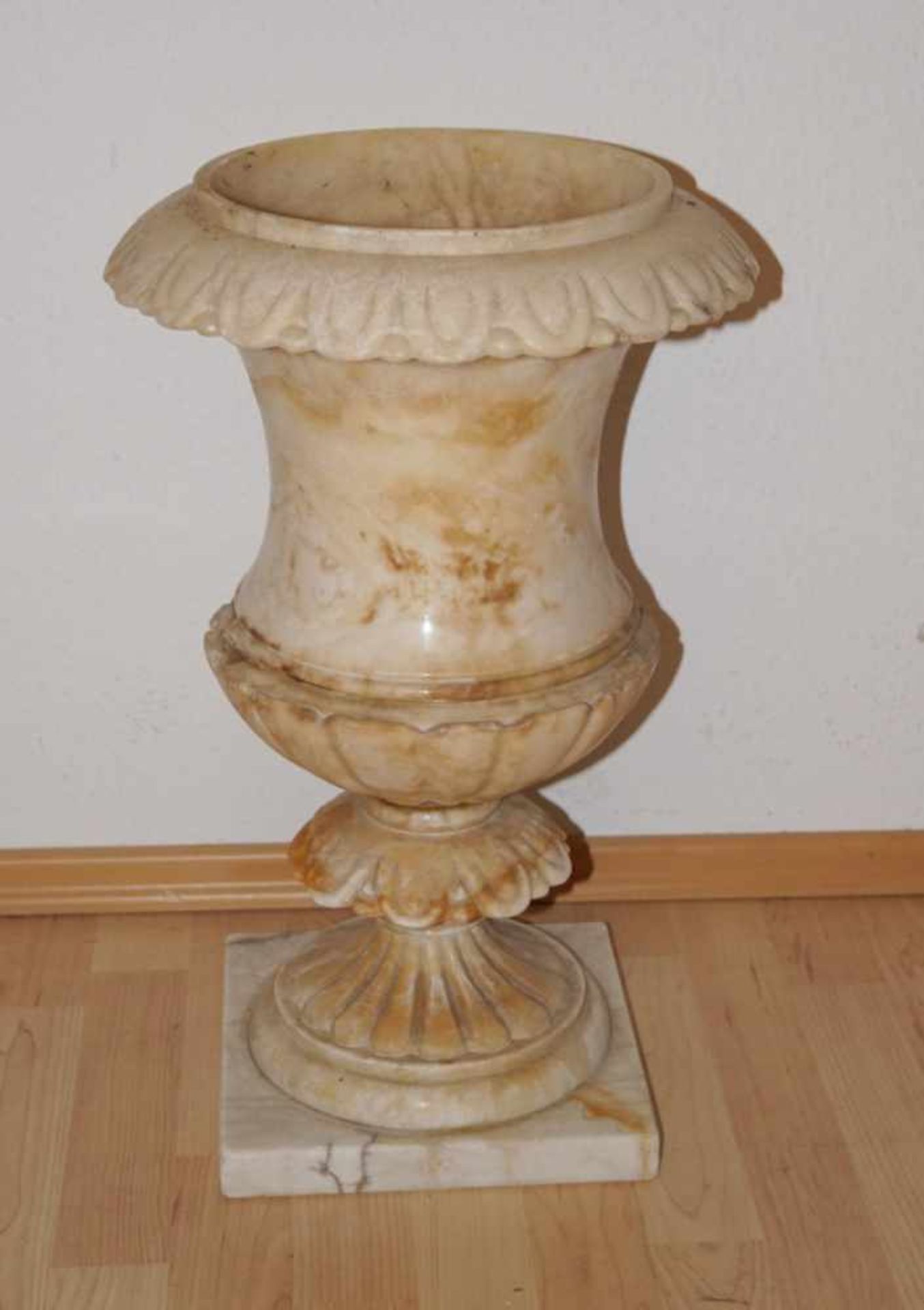 Alabaster Gartenvase auf quadratischer Plinthe, Krater mit Kymationfries, Benutzungsspuren, Höhe