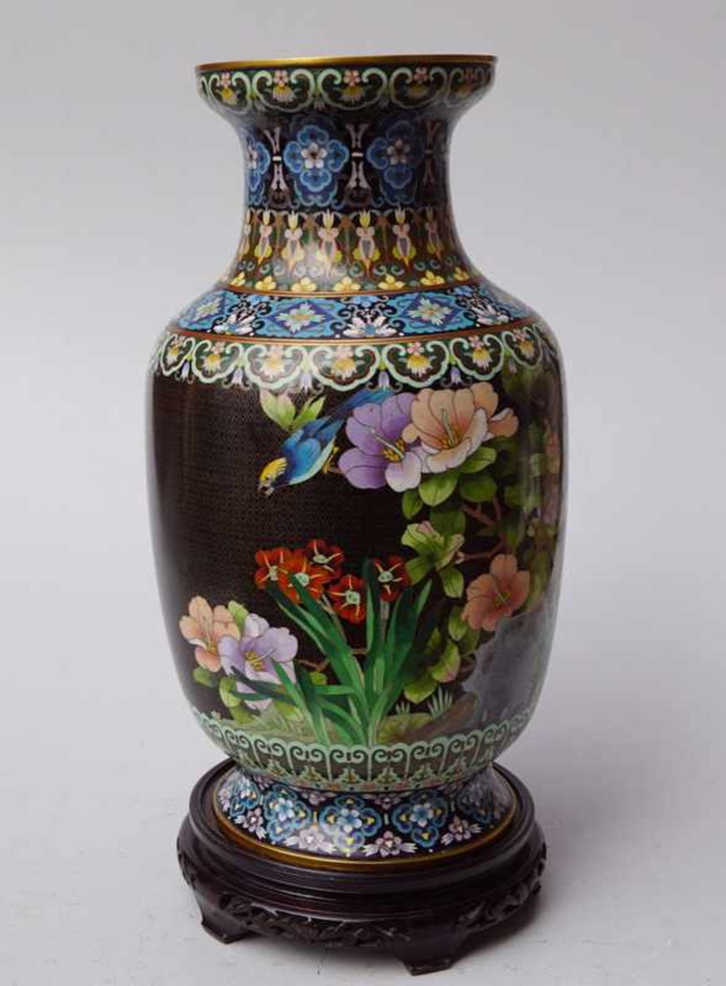 Große Cloisonné-Vase,China, Anf.20.Jhd. Kupfer/Messing mit Emailauflage, Vase in Balusterfform mit - Bild 2 aus 3