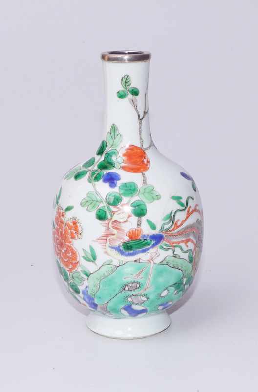 "Famille Verte" Vase und Ingwertopf mit unterglasurblauem Kirschblütendekor Standfuss und Deckel aus