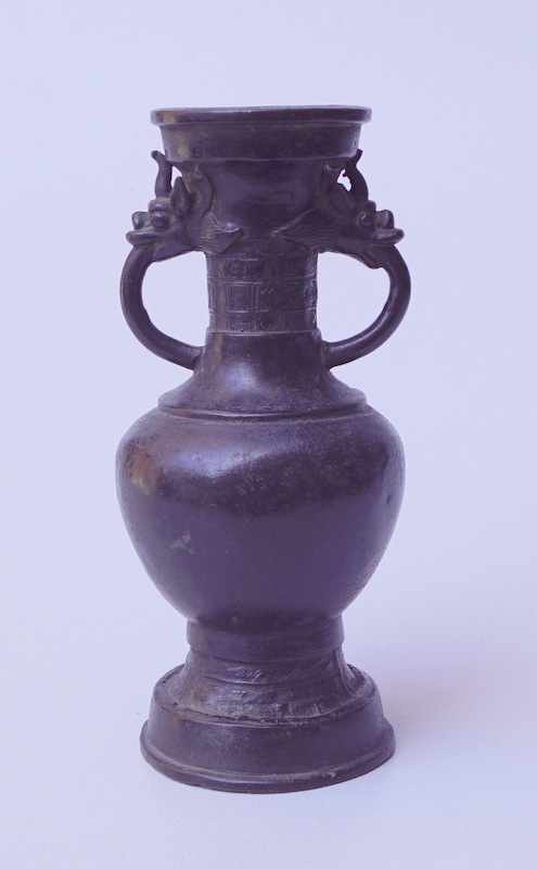 Balustervase, China 18. Jhd. Oder früher Bronze mit schwarz-grünlicher Naturpatina, unter dem