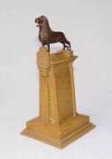 "Der Braunschweiger Löwe", Schreibtischaufsatz der 20er Jahre Keramik, der Löwe aus Bronze-Guss,