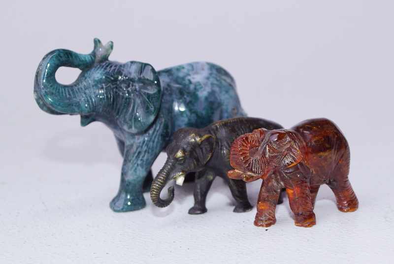 Sammlung von 8 Elefanten, Elfenbein geschnitzt u.a. 5 x Elfenbein geschnitzt (593 Gr.), 1xBronze, - Image 2 of 2