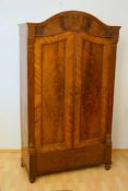 Wäscheschrank des Louis Philippe, um 1860 Mahagoni auf Weichholz furniert, zerlegbar, Höhe 190cm,