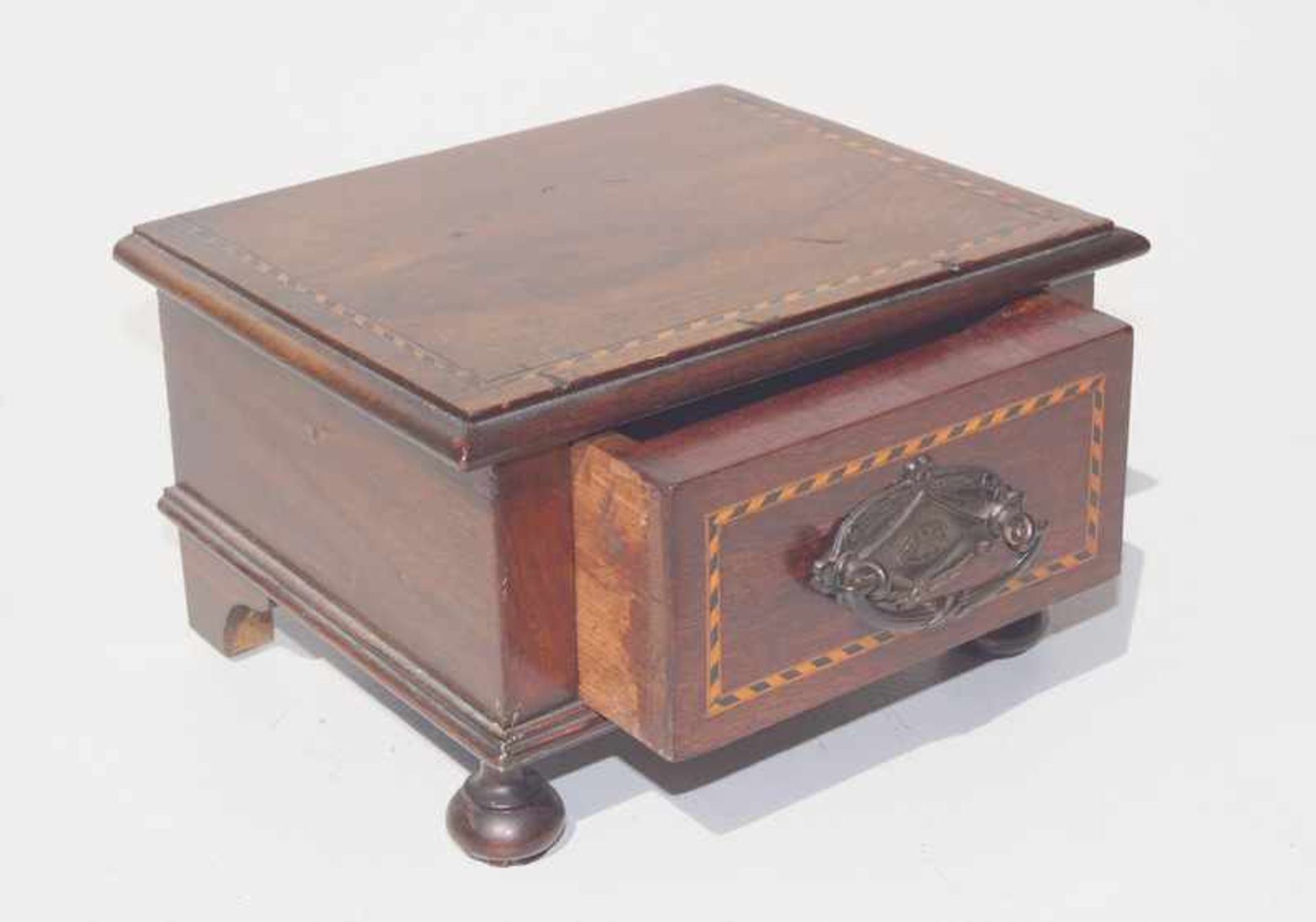 Kleiner, victorianischer Schubladenkasten, um 1900 Mahagoni auf Weichholz furniert, mit