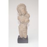 Antikes Fragment einer Apsara -Tänzerin des Gottes Indra reich geschmückt mit angedeutetem
