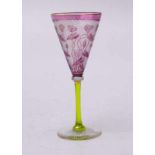 Trichterglas des Jugendstil mit Seerosendekor, um 1900 farbloses Glas partiell grün und violett