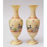 Paar victorianische Balustervasen, England um 1870 Paar Prunkvasen aus weißem Milchglas